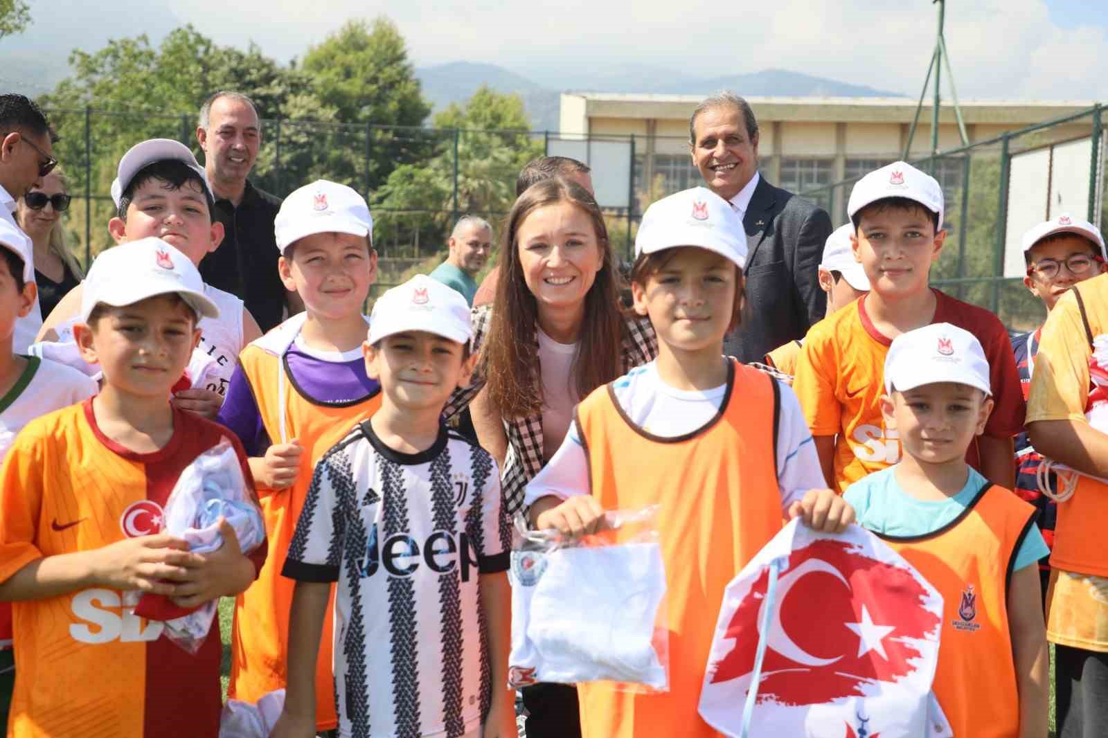 Başkan Durbay yaz futbol kursunda genç yeteneklerle buluştu