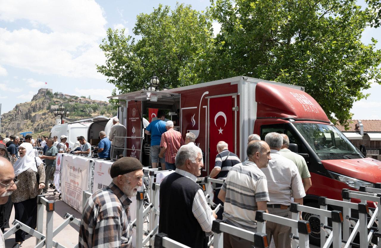 Vakıflar Genel Müdürlüğü 'Emutullah Hanım Vakfı'nın gelirleriyle 81 ilde aşure dağıttı