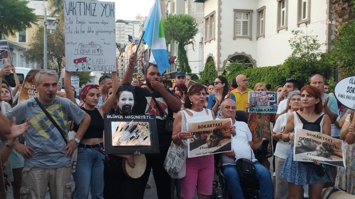 İzmir'de başıboş sokak köpeği düzenlemesine karşı 'Azrail'li protesto