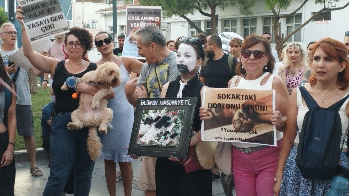 İzmir'de başıboş sokak köpeği düzenlemesine karşı 'Azrail'li protesto