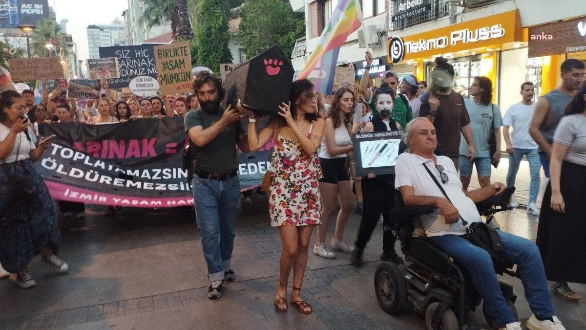 İzmir'de başıboş sokak köpeği düzenlemesine karşı 'Azrail'li protesto