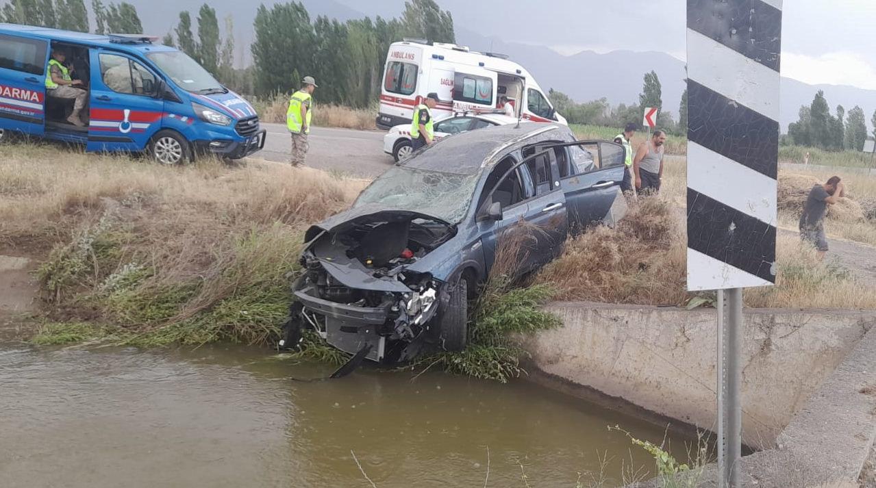 Erzincan'da sulama kanalına düşen araçtaki 5 kişi yaralandı