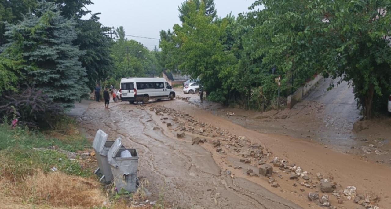 Bursa'da sağanak hayatı felç etti! Nilüfer Çayı taştı, her yeri su bastı